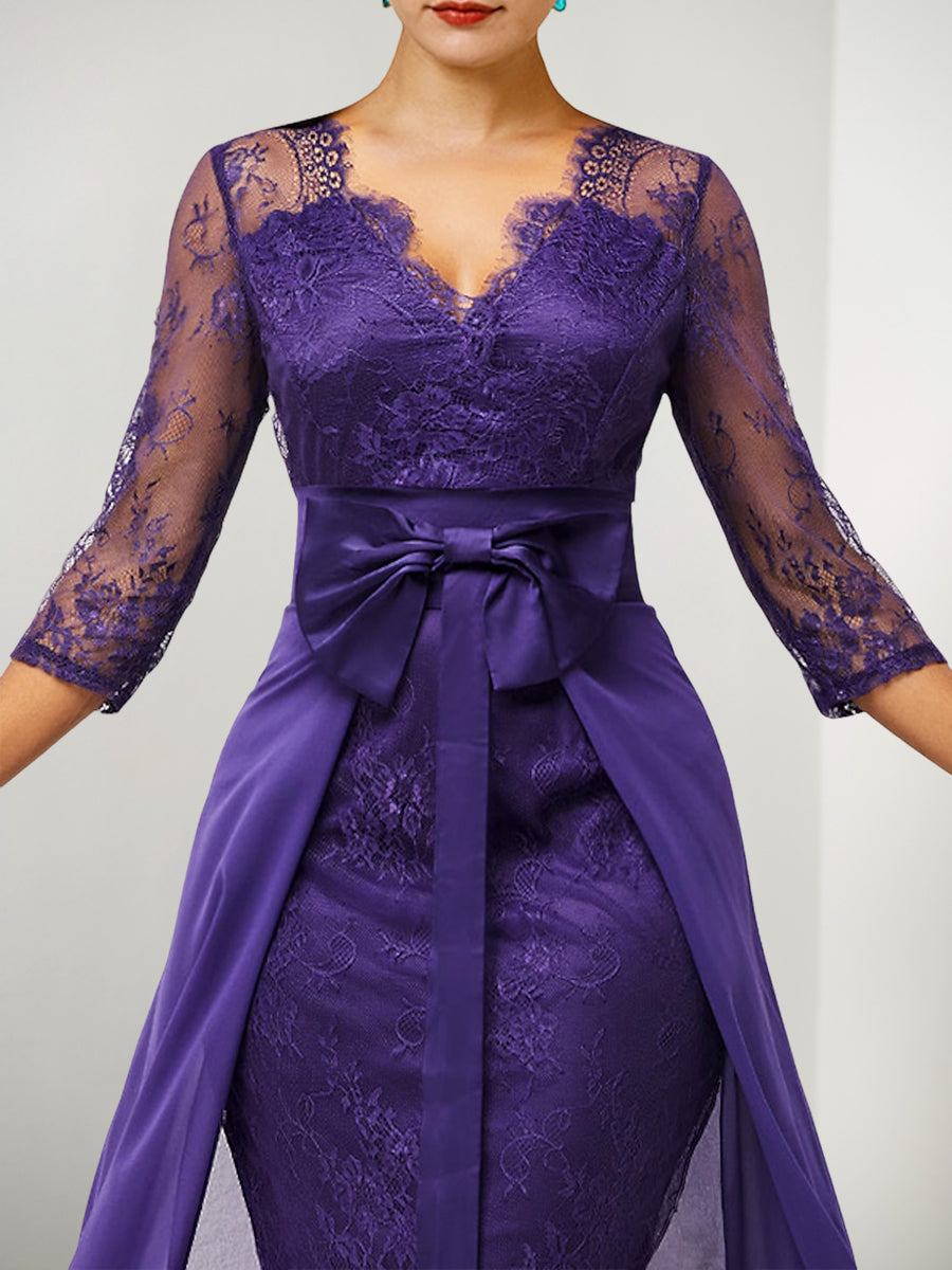 Etui-/Säulenkleid aus Spitze mit V-Ausschnitt und Watteau-Schleppe für die Mutter der Braut. 