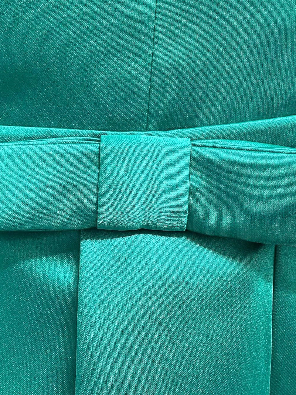 Vestidos de madre de la novia con escote en V, mangas 3/4 y largo hasta la rodilla con faja 