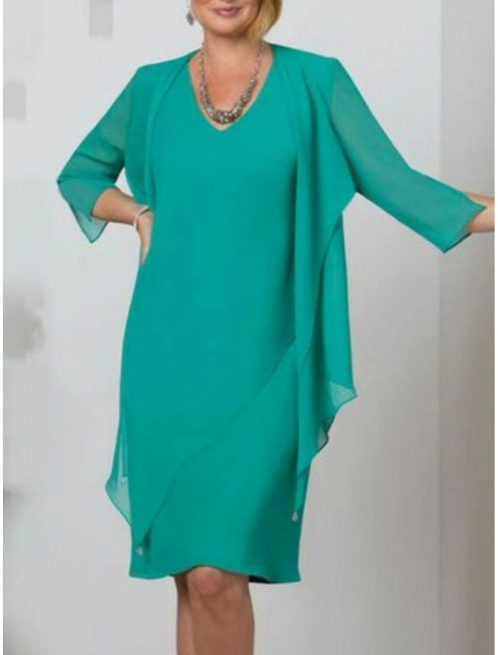 Vestido de dos piezas para madre de la novia, corte tubo, escote en V, mangas 3/4 y largo hasta la rodilla 