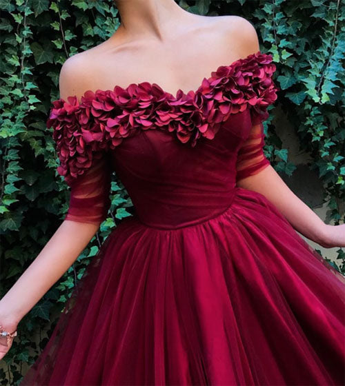 Vestidos Largos de Tul con Pompones de Borgoña con Hombros Descubiertos y Mangas Medias con Corte en A