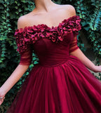 Vestidos Largos de Tul con Pompones de Borgoña con Hombros Descubiertos y Mangas Medias con Corte en A