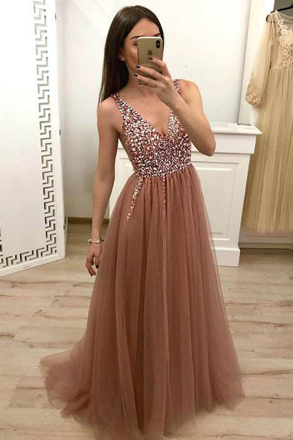 Vestido de noche de tul con pedrería y corsé