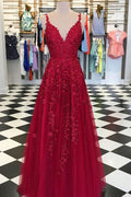 Wunderschönes, langes Ballkleid in A-Linie mit V-Ausschnitt, Spaghettiträgern und Applikationen