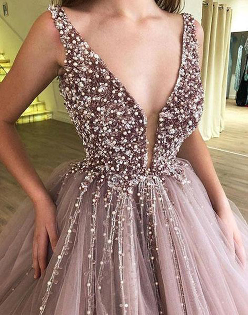 Vestido de fiesta malva con escote en V profundo ilusión, cuentas y tul