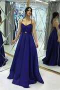 Sencillo vestido de fiesta largo de raso con escote corazón y corte A