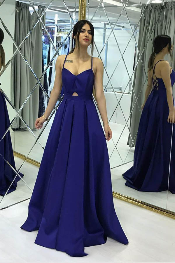 Sencillo vestido de fiesta largo de raso con escote corazón y corte A