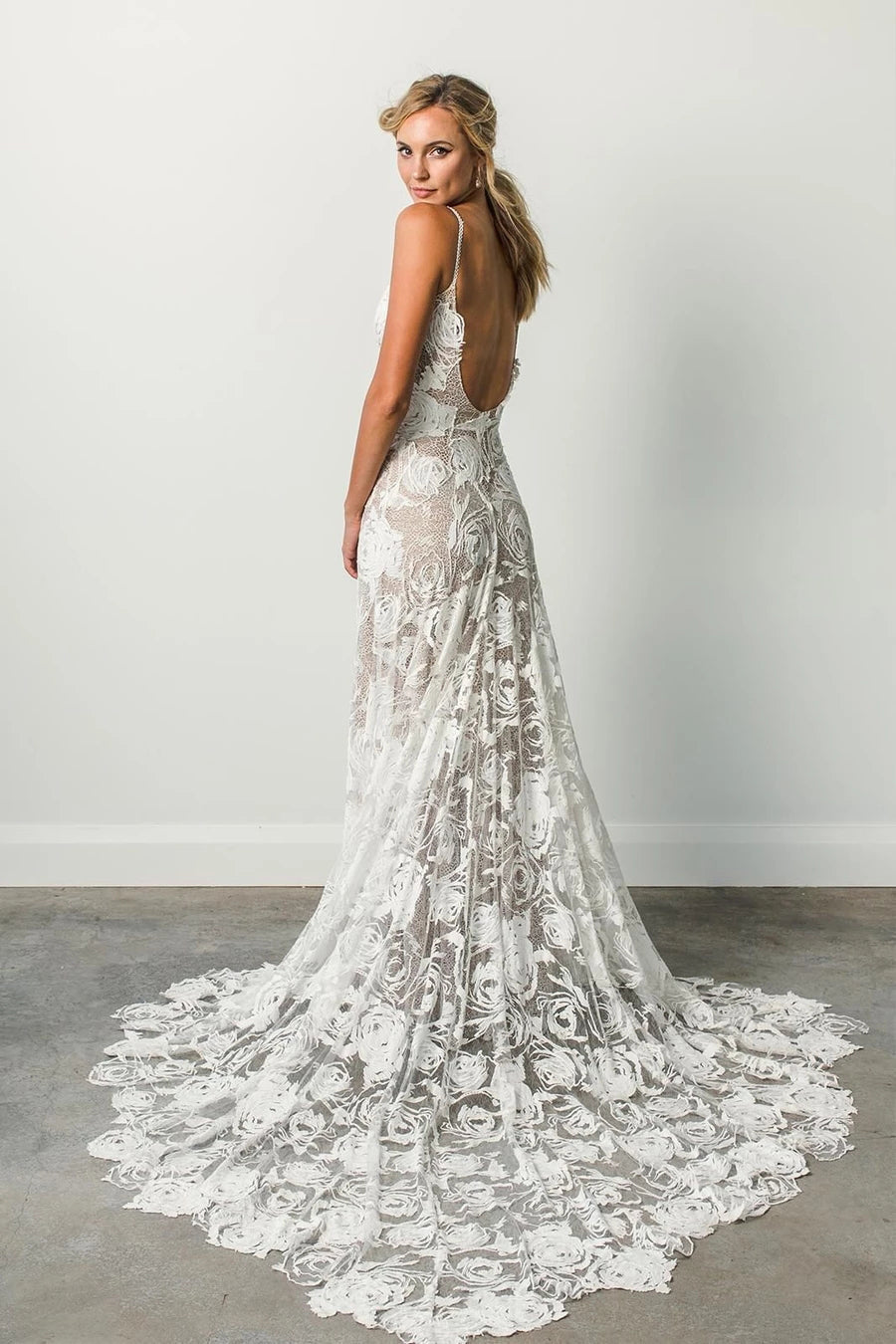 Gorgeous Spaghetti Straps Open Back With Lace Appliques Wedding Dresses