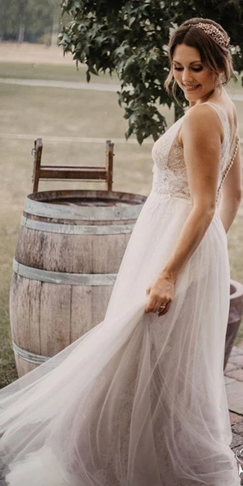 Elegantes elfenbeinfarbenes, perlenbesetztes Brautkleid mit tiefem V-Ausschnitt und Illusion-A-Linien-Ausschnitt aus Spitze