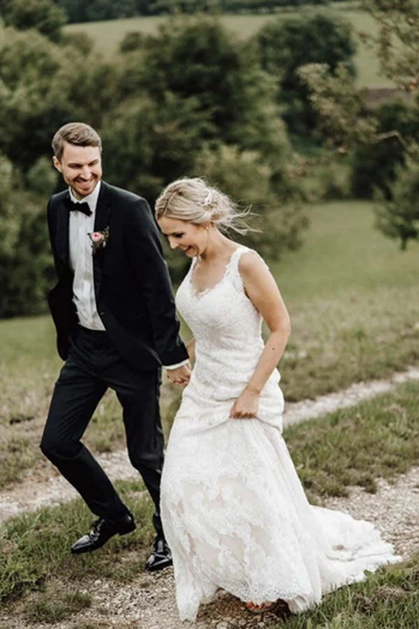 Elegantes Brautkleid aus Spitze mit bezogenen Knöpfen im Meerjungfrauenstil