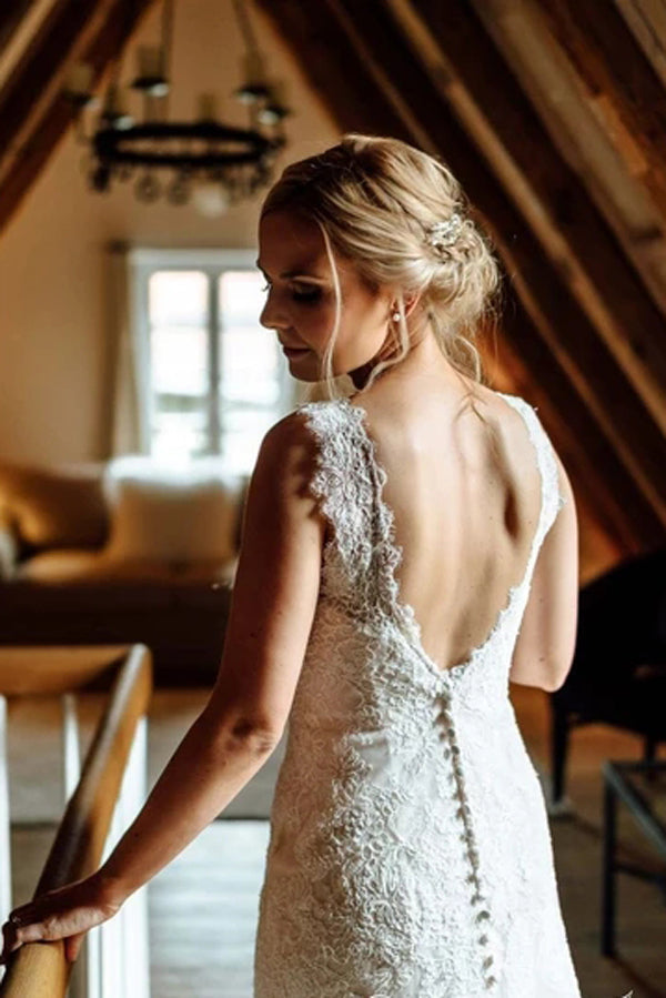 Elegantes Brautkleid aus Spitze mit bezogenen Knöpfen im Meerjungfrauenstil