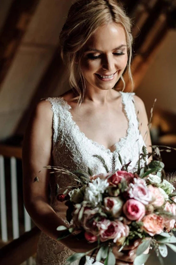 Elegantes Brautkleid aus Spitze mit bezogenen Knöpfen im Meerjungfrauenstil