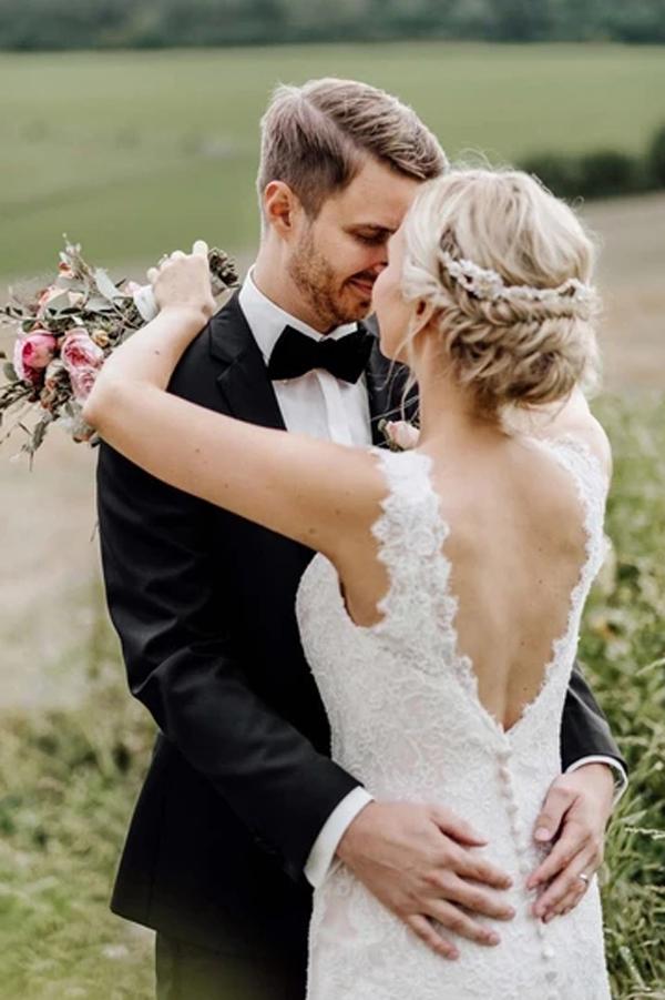 Elegantes Brautkleid aus Spitze mit bezogenen Knöpfen im Meerjungfrauenstil