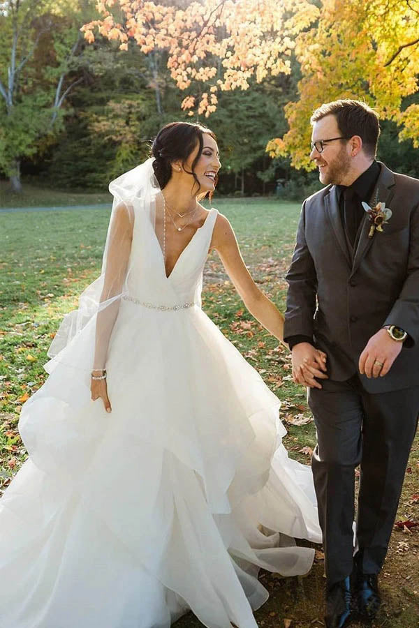 Vestido de novia de organza con escote en V y volantes con cuentas