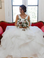 Vestido de novia de organza con escote en V y volantes con cuentas