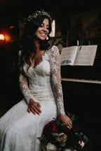 Hermosos vestidos de novia de sirena con escote en V, espalda abierta, encaje, mangas largas y cola