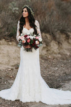 Hermosos vestidos de novia de sirena con escote en V, espalda abierta, encaje, mangas largas y cola
