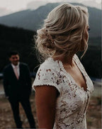 Bezauberndes Meerjungfrauen-Hochzeitskleid aus elfenbeinfarbener Spitze mit kurzen Ärmeln, Brautkleid