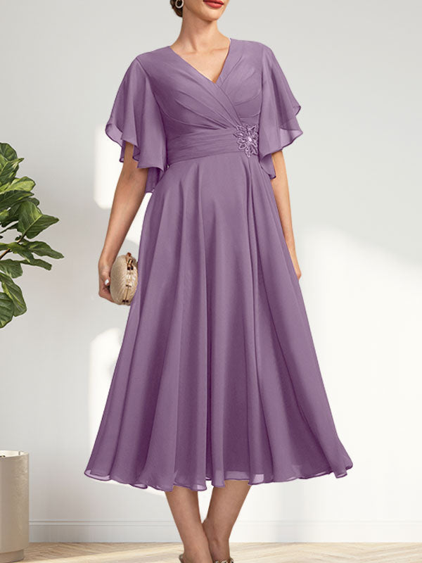 A-Linien-Chiffonkleid mit V-Ausschnitt, Teelänge und plissierter Perlenstickerei für die Mutter der Braut
