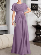 A-Linien-Kleid aus Chiffon mit Rundhalsausschnitt und bodenlanger Verarbeitung, verziert mit plissierten Perlen.