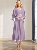 A-Linien-Kleid aus Chiffon mit V-Ausschnitt, Teelänge, plissierten Paillettenapplikationen und Perlenstickerei für die Mutter der Braut 