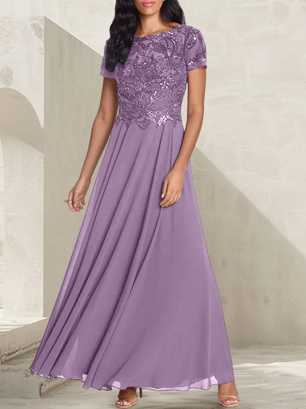 Anthrazitgraues, A-Linien-Kleid mit Rundhalsausschnitt und Perlenstickerei für die Mutter der Braut