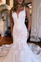 Vestido de novia de tul sin mangas con escote corazón, tirantes finos y apliques