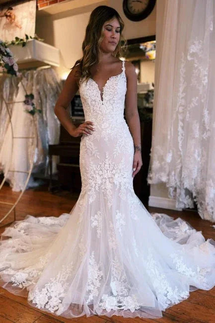 Vestido de novia de tul sin mangas con escote corazón, tirantes finos y apliques