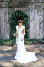 Vestidos de novia de sirena con espalda descubierta, mangas cortas, escote en V y volantes