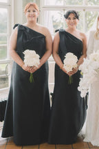 Schwarzes Meerjungfrauen-Brautjungfernkleid mit Schleife und One-Shoulder-Schnitt