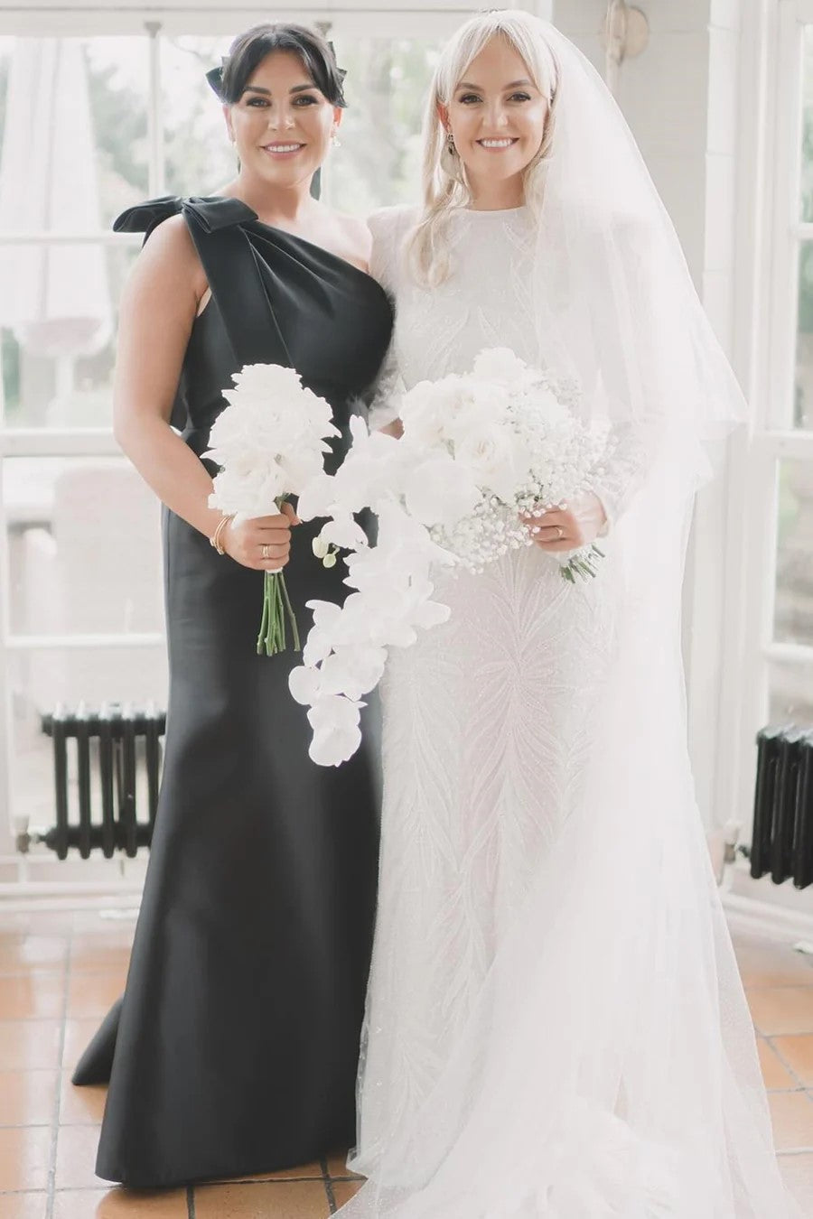 Schwarzes Meerjungfrauen-Brautjungfernkleid mit Schleife und One-Shoulder-Schnitt