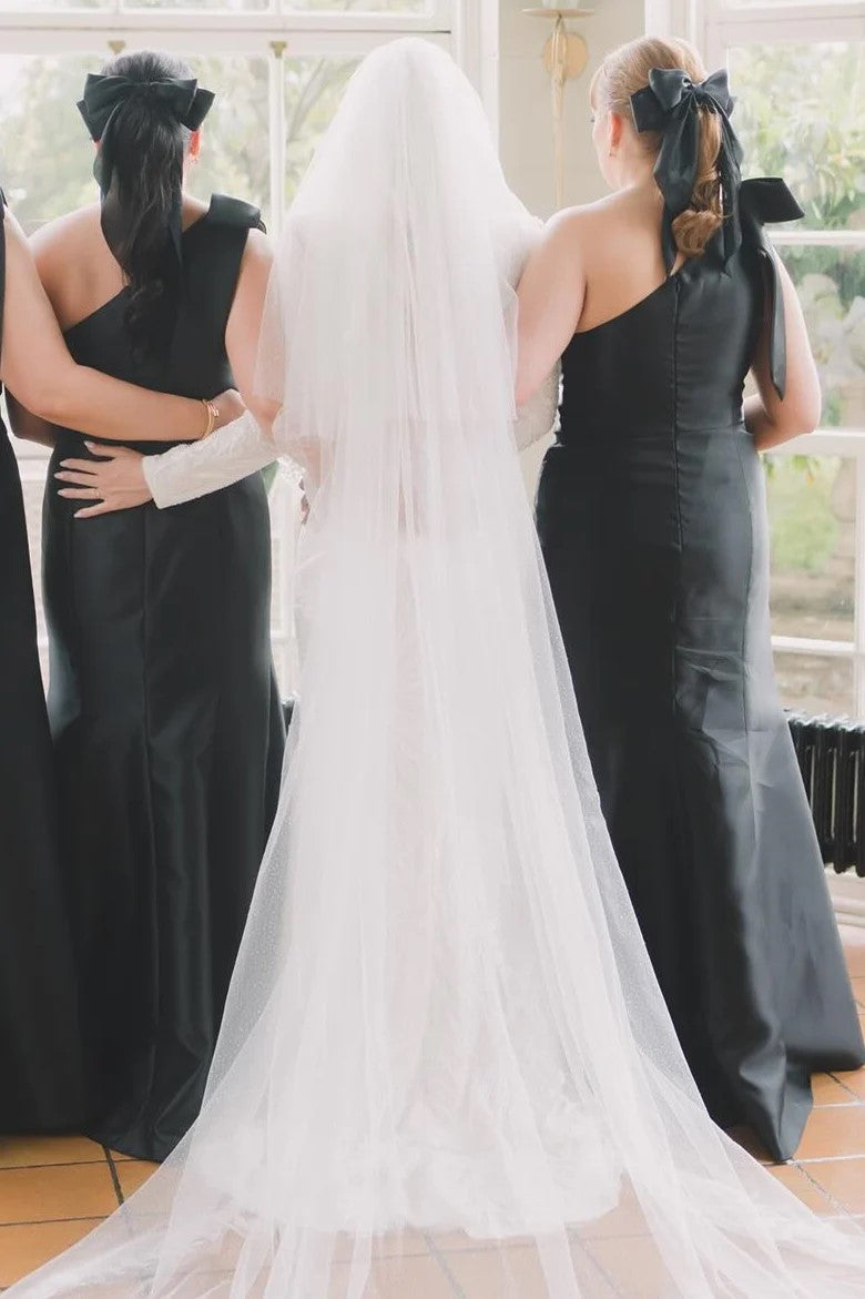 Schwarzes Meerjungfrauen-Brautjungfernkleid mit Schleife und One-Shoulder-Schnitt