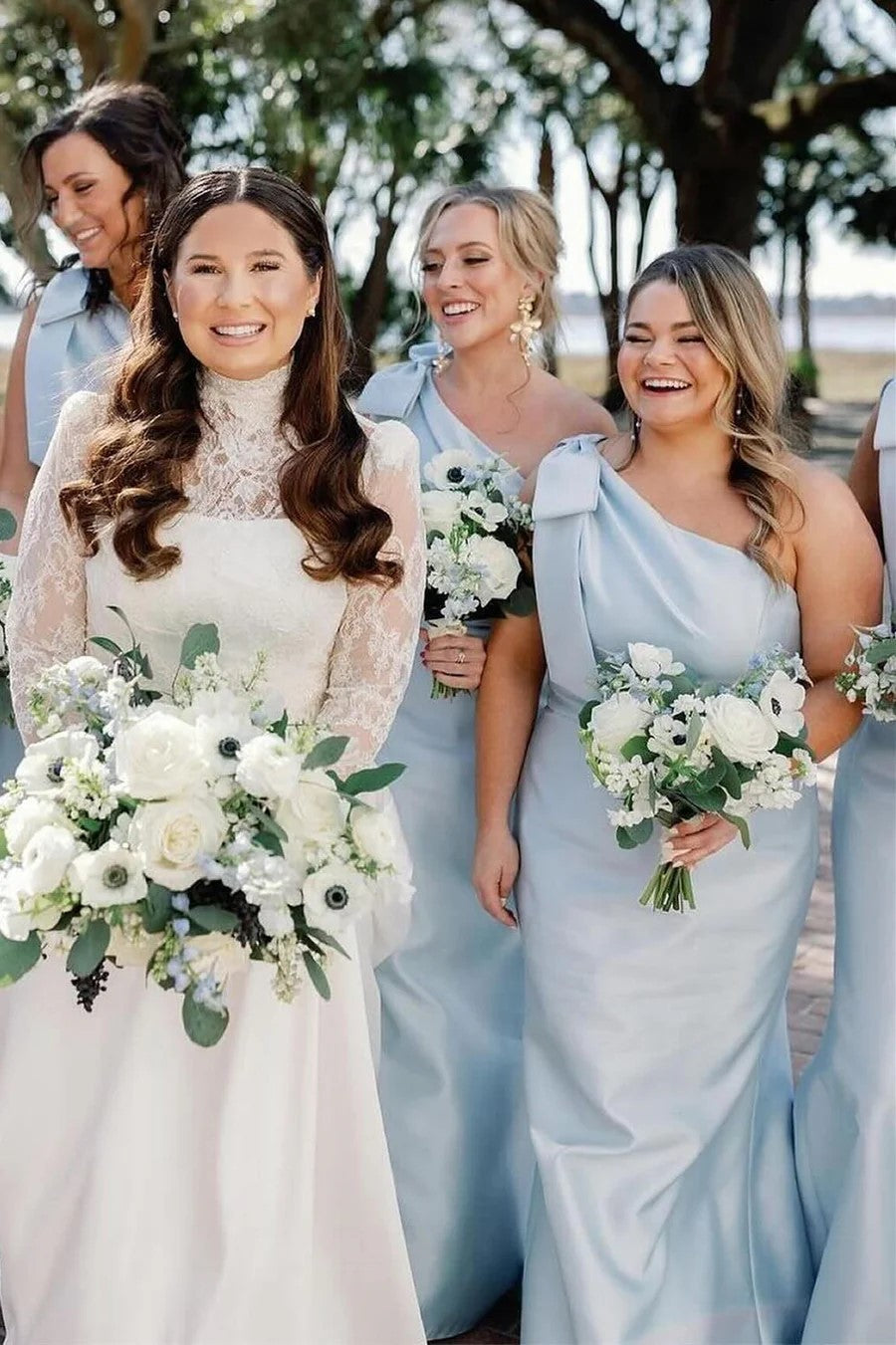 Schwarzes Meerjungfrauen-Brautjungfernkleid mit Schleife und One-Shoulder-Schnitt