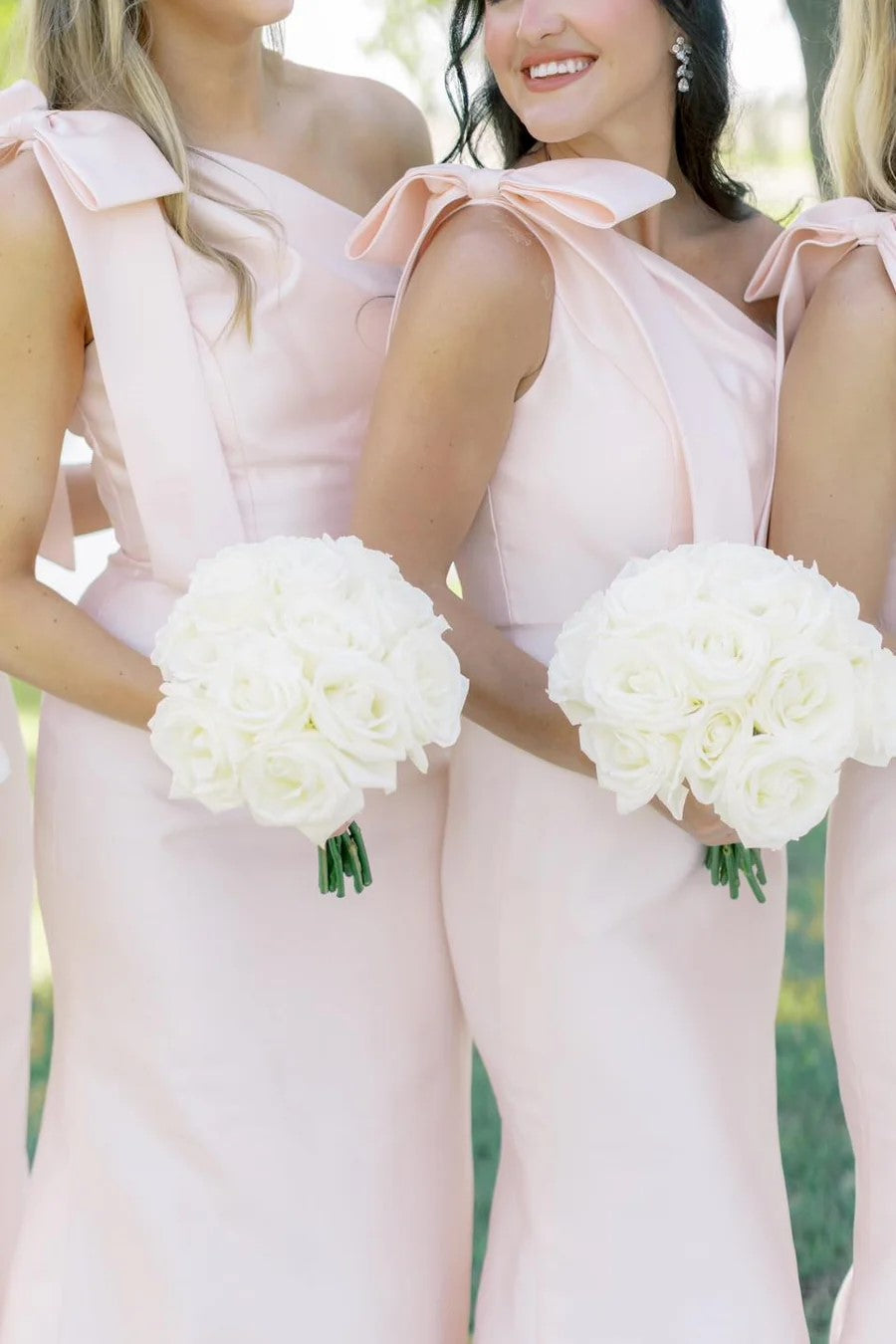 Schwarzes Meerjungfrauen-Brautjungfernkleid mit Schleife und One-Shoulder-Schnitt