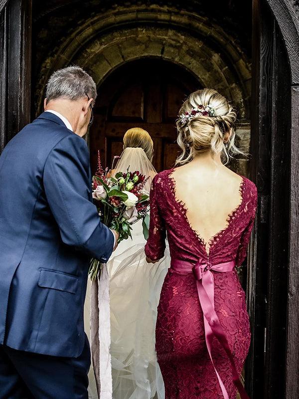 Vestidos de dama de honor color burdeos con cola de sirena y encaje de manga larga