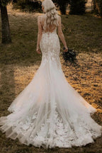 Vestidos de novia de tul con escote en V y apliques de sirena
