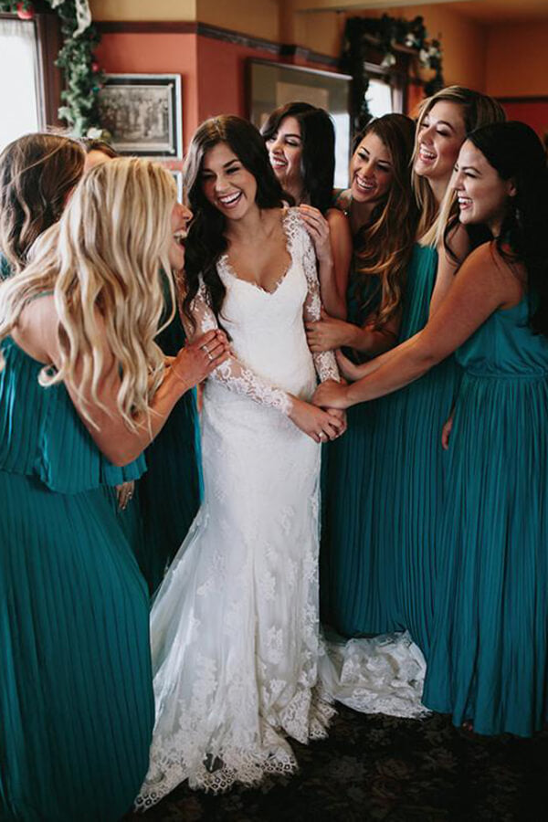 Hermosos vestidos de novia de sirena con escote en V, espalda abierta, encaje, mangas largas y cola