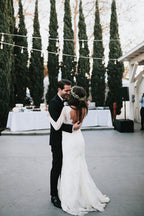 Hermosos vestidos de novia de sirena con escote en V, espalda abierta, encaje, mangas largas y cola
