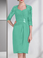 Etuikleid/Säulenkleid mit Herzausschnitt, knielang, aus Chiffon für die Mutter der Braut mit Perlenapplikationen, Spitze, Pailletten und Falten