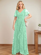 A-Linien-Kleid mit V-Ausschnitt, asymmetrischem Spitzenbesatz und Kaskadenrüschen für die Mutter der Braut 
