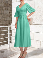 A-Linien-Kleid aus Chiffon mit V-Ausschnitt und Teelänge für die Mutter der Braut mit Falten