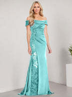 A-Linien-Kleid mit schulterfreiem bodenlangem Schnitt, Applikationen, Perlenstickerei, Meerjungfrauen-Stil und hohem Beinschlitz – perfekt für die Mutter der Braut. 