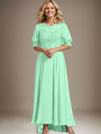 A-Linien-Kleid mit asymmetrischem Chiffon-Spitzenausschnitt und Perlenstickerei für die Mutter der Braut. 