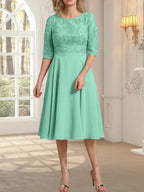 A-Linien-Kleid aus Chiffon mit Rundhalsausschnitt und knielangem Schnitt – das perfekte Kleid für die Mutter der Braut
