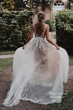 Modest Tulle A-line V-neck Beach Wedding Dresses With Lace Appliques