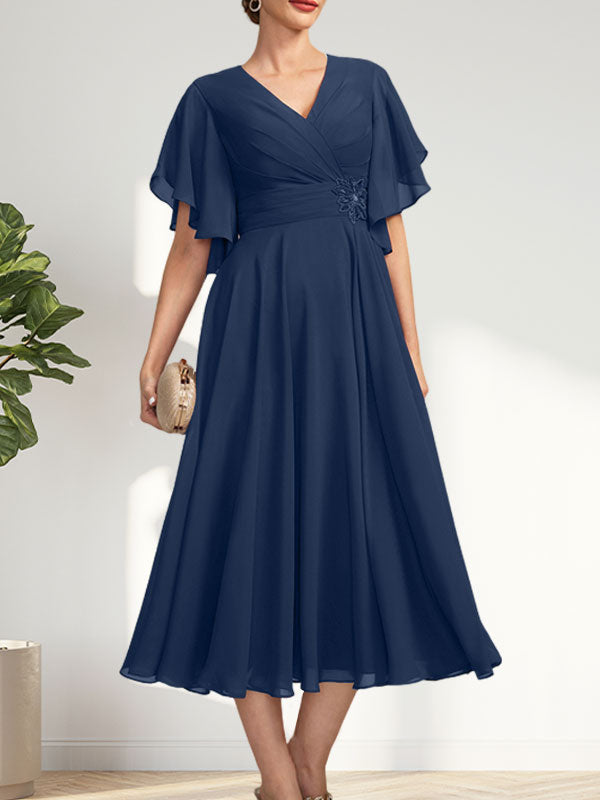 A-Linien-Chiffonkleid mit V-Ausschnitt, Teelänge und plissierter Perlenstickerei für die Mutter der Braut