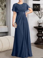 A-Linien-Kleid aus Chiffon mit Rundhalsausschnitt und bodenlanger Verarbeitung, verziert mit plissierten Perlen.