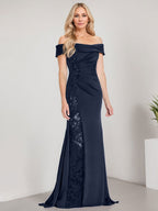 A-Linien-Kleid mit schulterfreiem bodenlangem Schnitt, Applikationen, Perlenstickerei, Meerjungfrauen-Stil und hohem Beinschlitz – perfekt für die Mutter der Braut. 
