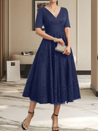 A-Linien-Kleid mit V-Ausschnitt, Teelänge, Tüllspitze und Falten für die Mutter der Braut