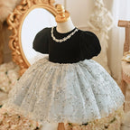 Niedliches schwarzes Prinzessinnenkleid mit Puffärmeln, Blumenmuster und flauschigem Netzstoff für Babys – perfekt für die Erstkommunion. 