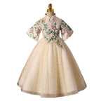 Elegante vestido de princesa beige con cuello alto y botones, bordado, para comunión infantil. 